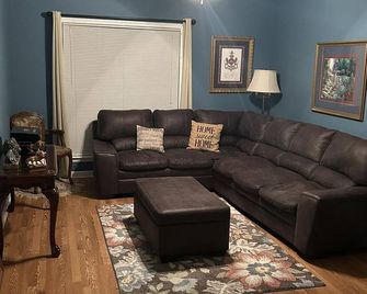 Charming 3-bedroom estate with AC and WiFi in pleasant Horn Lake - Horn Lake - Living room