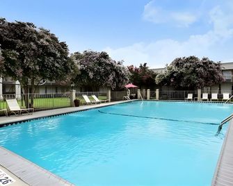 Iberia House & Suites - Nueva Iberia - Piscina