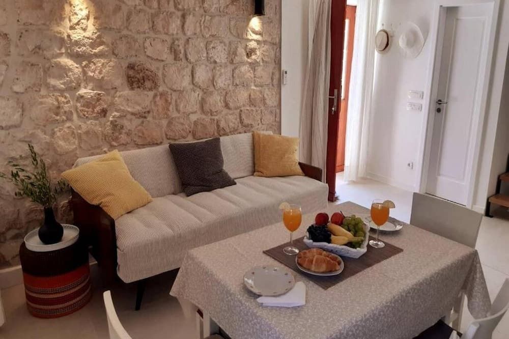 Casa Ruben, private stone house - ויס - סלון