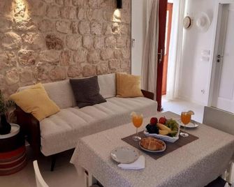 Casa Ruben, private stone house - Vis - Living room