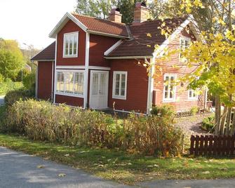 Holiday house in Lönneberga on the river near Vimmerby up to 10 persons - Haus Oskarslund - Lönneberga - Edificio