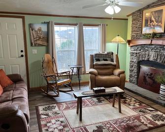 Redtail Haven: Your Gateway to Nature's Bounty - Wellsboro - Living room