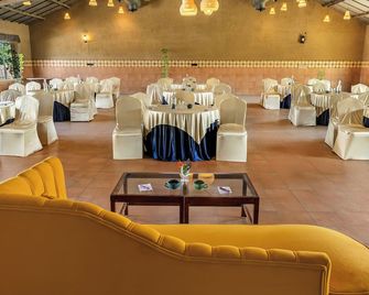 Sterling Orient Woods Pench - Khawāsa - Restaurant