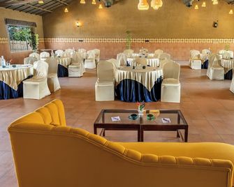 Sterling Orient Woods Pench - Khawāsa - Restaurante