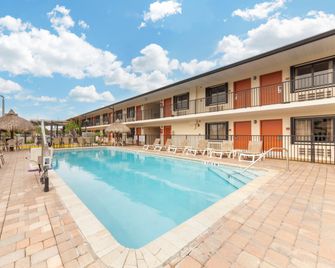 Quality Inn Florida City - Gateway to the Keys - Florida City - Pool