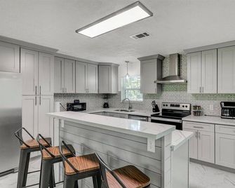 Updated 4 bedroom home in Oragnefield - Orange - Keuken