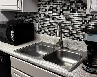 Cozy 1-bedroom Home Away from Home in amazing Euless with AC, WiFi, & Amenities - Euless - Kitchen