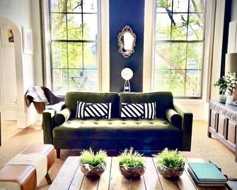 The Queens Apt stylish + Free Parking. Hop Skip & Jump to Restaurants - Cheltenham - Living room