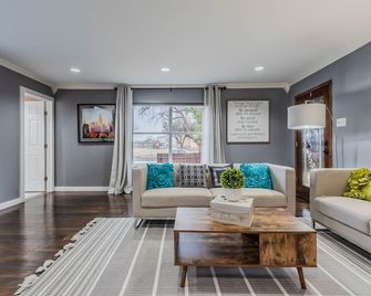 Charming 4BR/2B Home - 5 min from airport, world-class dining & Entertainment V - Dallas - Sala de estar