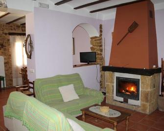 Casa Rural Ca Ferminet & Cabañas de montaña La Garriga - Benisili - Sala de estar