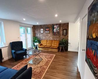Northampton Oasis - 4 Bedroom House - Northampton - Living room