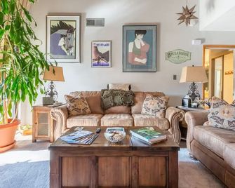 House Of The Rising Sun-A Taste Of Europe In Arizona! - Village of Oak Creek - Sala de estar