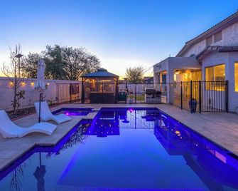 Spacious 4-bedroom/3-Bath house with pool and 8-person Spa in lovely Phoenix - Phoenix - Pool