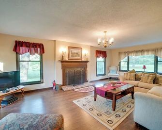 Dayton Home w/ Pool & Deck on 37 Private Acres! - Dayton - Salon