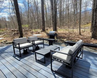 Enchanting 3 bedrooms chalet w/amenities in Arrowhead Lake gated community! - Pocono Pines - Patio