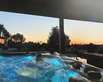 The Barn - Aurora Hoeve - loft met jacuzzi - Grijpskerk - Piscina