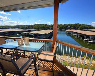 Comfy Ledges Lakefront Condo--quiet cove, boat slip included! - Osage Beach - Balcón