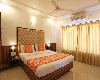 Hotel Satyan Inn - Shirdi - Bedroom