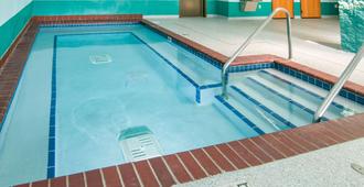 Quality Inn Stadium Area - Green Bay - Pool