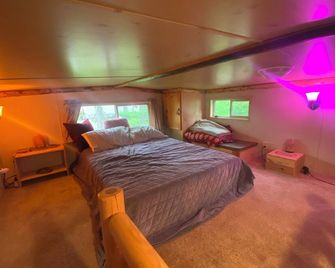 Aunt Happy’s Hideaway: charming 2 bedroom cabin near Mineral Point with WiFi, AC - Dodgeville - Schlafzimmer