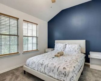 Family Business Retreat King Bed Top Amenities - Euless - Bedroom