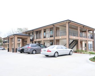 Paradise Inn & Suites - באטון רוז' - בניין