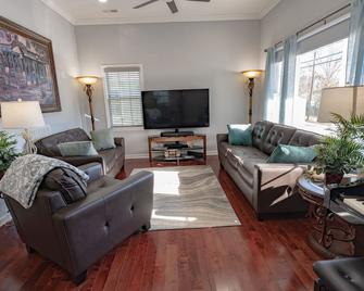 Remodeled Historic House Walkable to Everything - Raleigh - Ruang tamu