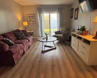Bryant #A - 2 Bedroom/1 Bath Apartment - Bryant - Huiskamer