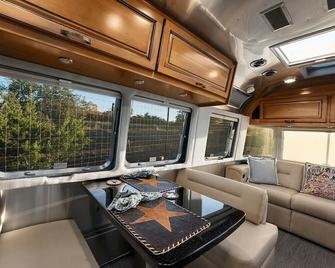 Airstream Getaway - Hot Tub & Fire Pit - Fredericksburg - Sala de estar