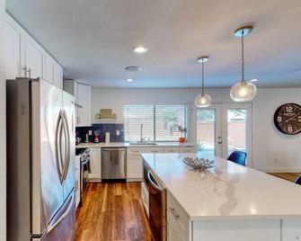Dog-friendly remodeled home with full kitchen, outdoor pool, & arcade games - The Colony - Kitchen