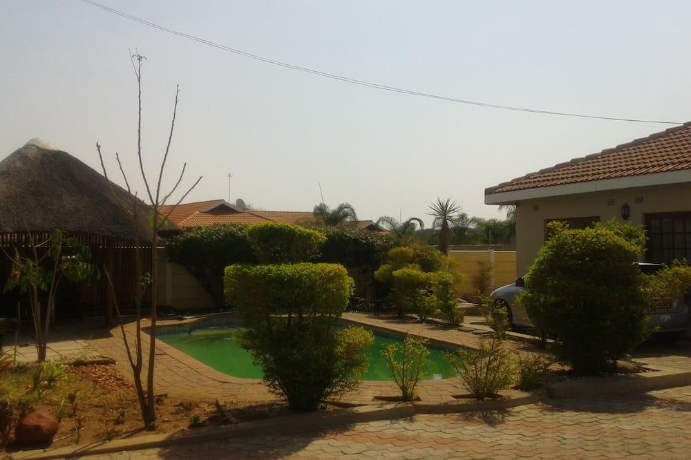 Comfort Palace Guesthouse - Francistown - Pool