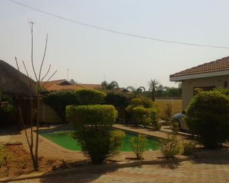 Comfort Palace Guesthouse - Francistown - Zwembad