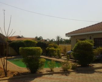 Comfort Palace Guesthouse - Francistown - Pool