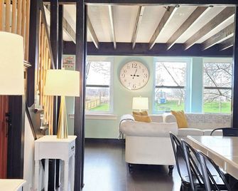 The Silos - Kewaunee - Living room