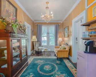 Room 2 at The Warwick Inn – Cozy Elegance in the Heart of Town - Warwick - Sala de estar