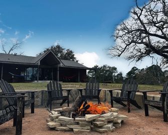 Luxury Cabin on Private Lake - Rustic Elegance - ATV’s, Canoes, Fire Pit, Skeet - Groesbeck - Binnenhof