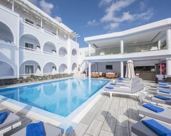 Blue Waves Suites & Apartments - Kamari - Uima-allas