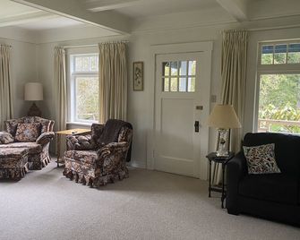 Creekbanks Cottage - a nature-lover's retreat - Courtenay - Living room