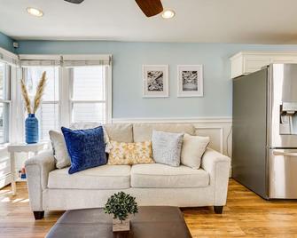 New Jersey Abode - Near Theme Parks, Walk to Beach - Keansburg - Living room