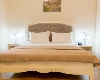 Hotel Turizem Shkelzeni - Bajram Curri - Habitación