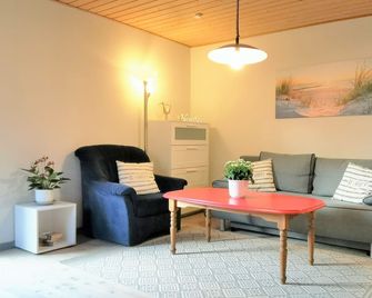 Eggert: Cozy wooden house with Scandinavian flair - Ferienhaus Eggert - Wanderup - Wohnzimmer