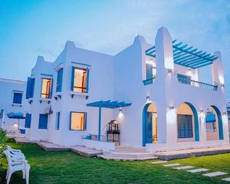 4 bedrooms villa with private pool in Tunis village faiuym - ‘Izbat an Nāmūs - Building