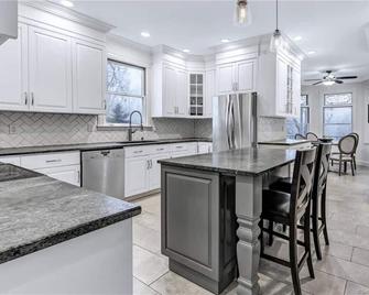 Private Luxury Stay in Expansive Home & Property - Easton - Kitchen