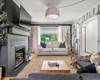 The Maverick - Red Deer - Living room
