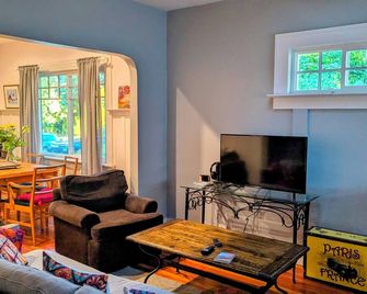 Charming Craftsman Home | Steps to Cafes - Vancouver - Living room