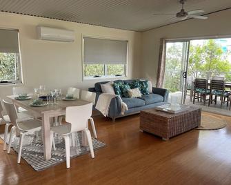 Private self-contained Beachshack - Casuarina - Dining room
