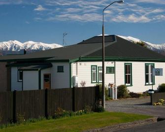 Pinedale Lodge & Apartment - Methven - Building