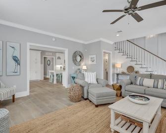 Amazing Island Oasis, Heated Pool, Outdoor Bar Area with TV, Bocce Ball Court & Putting Green - Brunswick - Stue