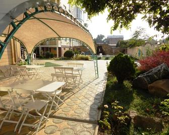 Hotel Kapitan Morey - Anapa - Innenhof
