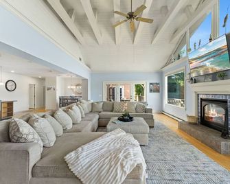 Rent the Beach at Lakeshore Retreat - Taunton - Living room